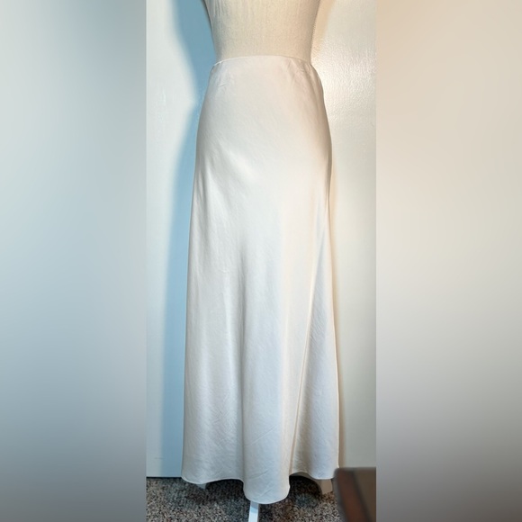 Abercrombie & Fitch NWT Satin Maxi Skirt Fully Lined Size XL Cream Color A-Line - Picture 9 of 12